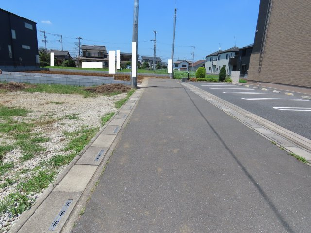 鶴ヶ島市中新田売地の前面道路含む現地写真