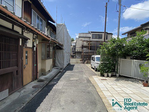 鹿ケ谷西寺ノ前町 中古テラス(D号地)の前面道路含む現地写真