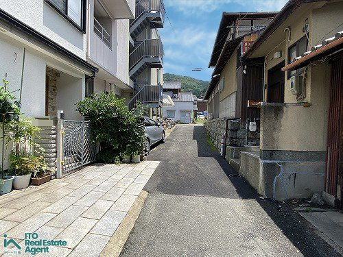 鹿ケ谷西寺ノ前町 中古テラス(D号地)の前面道路含む現地写真