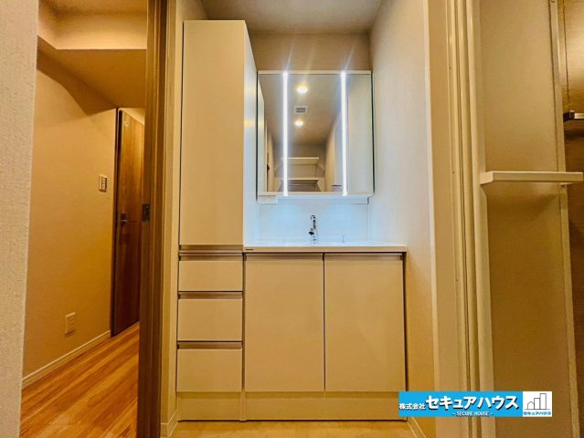 シャトレー刈谷ウイングの独立洗面台|【洗面台】
◆鏡の裏にはたっぷりと収納スペースを標準装備！
◆電源を付属しているのでドライヤーなど利用できます。
◆洗面台下の収納には洗剤やシャンプーなどのストックをしまうことができます。　　　　　　