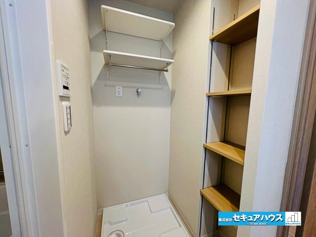 シャトレー刈谷ウイングの洗面所|【洗面室】
◆洗濯機置き場の上と横には可動棚が設置されており、タオルや着替えを置くことが出来ます。
◆水回りの収納スペースは家事動線の効率化に繋がります♪　　　　　　　　　　　　　　　　　　　　　　　