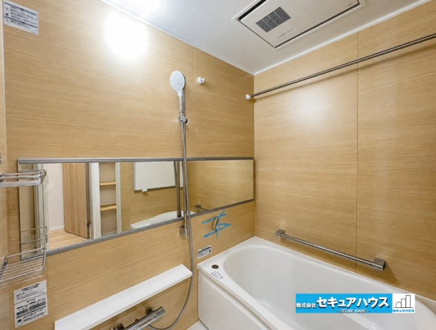 シャトレー刈谷ウイングの浴室|【浴室】
◆アクセントパネルで落ち着きのある雰囲気を演出します。毎日の疲れを癒やすバスタイムをお楽しみ下さい！
◆窓付きで、カビの繁殖を抑える効果があります。
◆追い炊き機能を備えたオートバスです。　