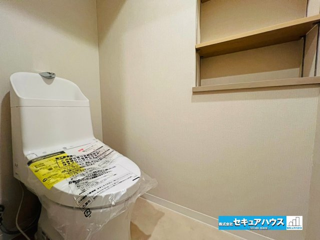 シャトレー刈谷ウイングのトイレ|【高機能トイレ】
◆高機能トイレの多くは便器のフタの開閉が自動であり、使用後に手動で水を流す面倒もなく非常に便利です。スタイリッシュな見た目で、お掃除しやすく、節水効果が高いです。　　　　　　　　　　