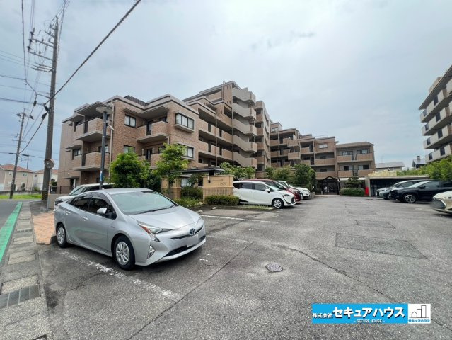 シャトレー刈谷ウイングの駐車場|【平面駐車場】
◆空き有（敷地内:月額6912円、敷地外:月額7040円）　　　　　　　　　　　　　　　　　　　　　　　　　　　　　　　　　　　　　　　　　　　　　　　　　　　　　　　　　　　　　　　