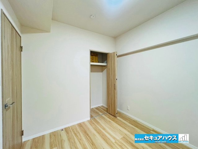 シャトレー刈谷ウイングの洋室|【洋室4.3帖】
◆家族一人ひとりの大切なプライベート空間。趣味に合わせて使って頂けるようシンプルに仕上げてあります。暮らし心地を大きく左右する収納を、適材適所に配置し使い勝手を考慮しました。　　　　