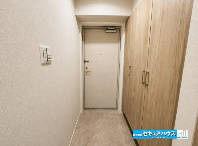 シャトレー刈谷ウイングの玄関|【玄関】
◆広々とした玄関には大きなシューズクローゼットと上着などをかけることのできる2つのクローゼットがございます。大容量のため玄関周りがすっきりと片付きます。
◆オートロック付きのマンションです♪