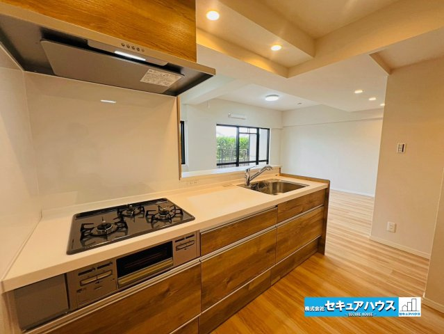 シャトレー刈谷ウイングのキッチン|【キッチン別角度】
◆3口コンロのためお料理の効率が上がります。
◆スマートレンジフードは掃除のお手入れが楽です♪
◆収納豊富なシステムキッチンのため調理器具もすっきりと片付きます。　　　　　　　　　