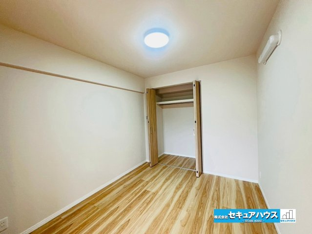 シャトレー刈谷ウイングの洋室|【リビングに続く洋室5帖】
◆扉を開ければリビングと一体化したスペースになるためお子様の遊び場などとして活躍します。来客時には扉を閉めて客間としても利用できる汎用性の高さが魅力です♪　　　　　　　　　