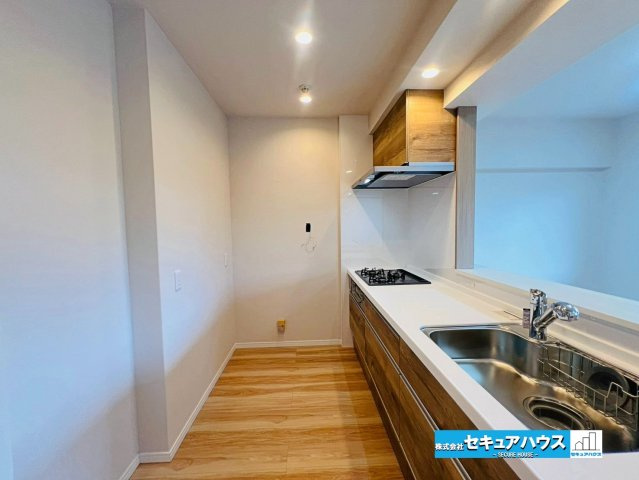 シャトレー刈谷ウイングのキッチン|【キッチンスペース】
◆広々としたキッチンスペースのため家族で並んで料理できます。カップボードや冷蔵庫を設置しても充分な作業スペースを確保することができます。　　　　　　　　　　　　　　　　　　　　　