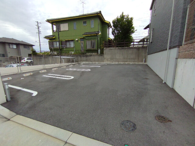 ローズ・パレスの駐車場