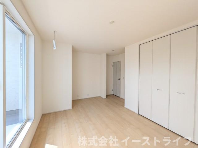 【新築戸建】【家具＆LDKエアコン付】　いわき市四倉町上仁井田2期　長期優良住宅の洋室|1号棟写真　窓から日が差し込む明るい洋室。シンプルな造りなので配置するインテリア次第でお好きなお部屋の雰囲気に変えられます。