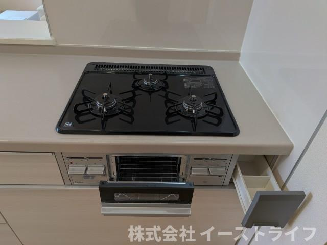 【新築戸建】【家具＆LDKエアコン付】　いわき市四倉町上仁井田2期　長期優良住宅のキッチン|1号棟写真　使い勝手の良いシステムキッチンで、対面式なのでご家族との団欒にもぴったりですね(^^)/また、収納力もあるのでスッキリが実現します◎
