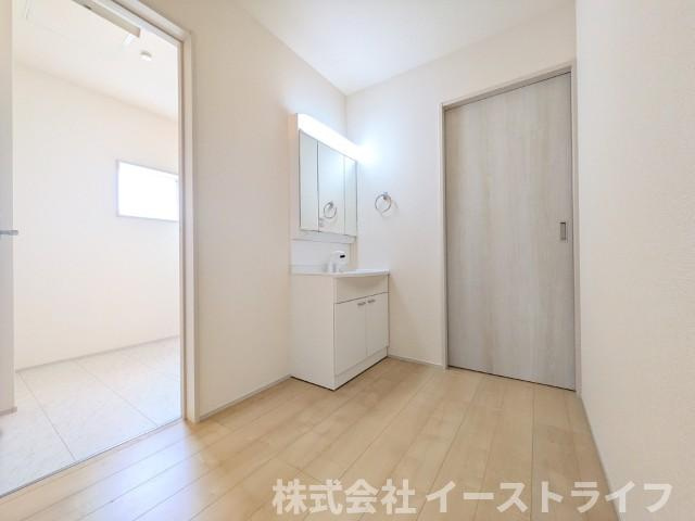 【新築戸建】【家具＆LDKエアコン付】　いわき市四倉町上仁井田2期　長期優良住宅の脱衣所|1号棟写真　収納スペースが豊富で、鏡の周りには棚もあるため、洗顔用品や歯ブラシ、うがい用のコップ、整髪料、スキンケア用品、化粧品などを置いて整理することができます。