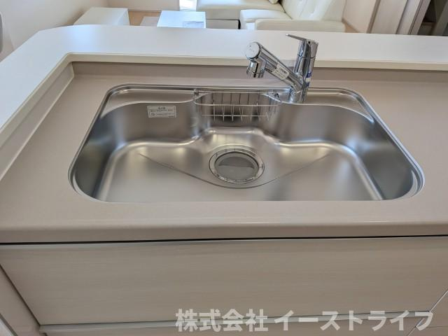 【新築戸建】【家具＆LDKエアコン付】　いわき市四倉町上仁井田2期　長期優良住宅のキッチン|1号棟写真　浄水器一体型水栓です。蛇口をひねればいつでもおいしい水が飲めるのが嬉しいです(^^)/水はねの音や食器が当たる音を大幅に軽減する静音仕様のジャンボシンクです。