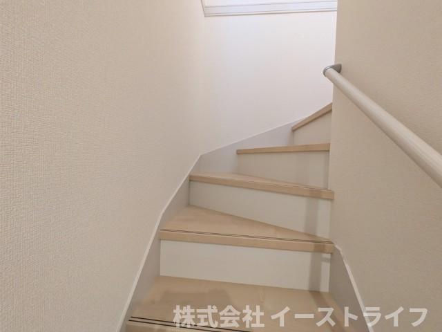 【新築戸建】【家具＆LDKエアコン付】　いわき市四倉町上仁井田2期　長期優良住宅の内装|1号棟写真　階段には手すりが付いているので上り下りも安心です。