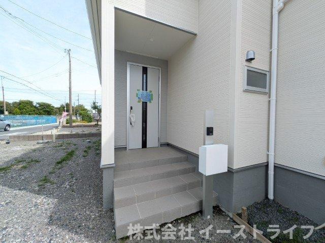 【新築戸建】【家具＆LDKエアコン付】　いわき市四倉町上仁井田2期　長期優良住宅の玄関|1号棟写真　舗装された玄関ポーチでお客様を迎えることができます