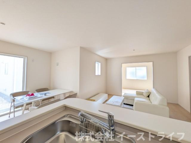 【新築戸建】【家具＆LDKエアコン付】　いわき市四倉町上仁井田2期　長期優良住宅の居間・リビング|1号棟写真　キッチンからリビングへの視線です。リビング全体に目が通るので小さなお子様やペットがいるご家庭に人気の対面式キッチンです。続き和室があるのでさらに広く感じます。