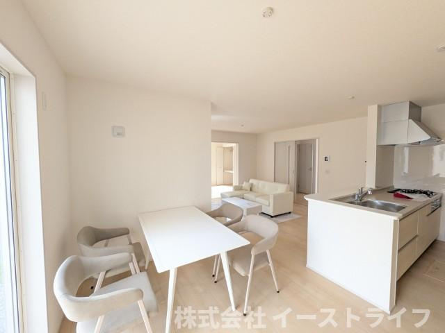 【新築戸建】【家具＆LDKエアコン付】　いわき市四倉町上仁井田2期　長期優良住宅の居間・リビング|1号棟写真　一日の中で多くの時間を過すことになるリビングダイニングだからこそ、いつも穏やかな空間であることが必然。爽やかな通風と採光を存分に感じる事が出来る空間です。