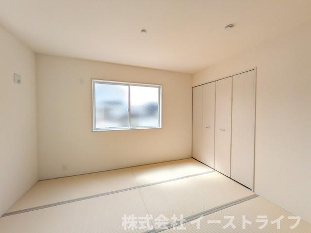【新築戸建】【家具＆LDKエアコン付】　いわき市四倉町上仁井田2期　長期優良住宅の和室|1号棟写真　座卓テーブルを置いてセカンドリビングとして使ったり、畳ならではの肌触りで横になって休んだりと、自由に活用できるのが続き間「和室」の特徴です。また小さなお子様の遊び場としても安心です。