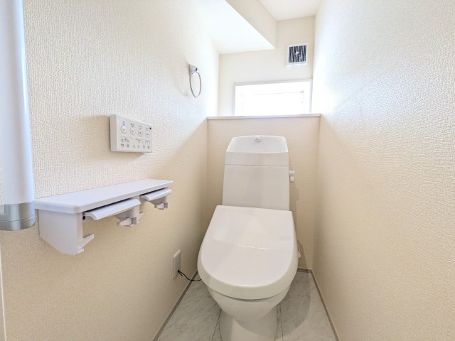 【新築戸建】　いわき市四倉町上仁井田2期　長期優良住宅のトイレ|1号棟写真　白を基調とした、シンプルながらも落ち着くデザインです。洗浄機付き温水便座で機能性もばっちりです！1階と2階に完備されているので、朝の忙しい時間帯に困ることはありません。