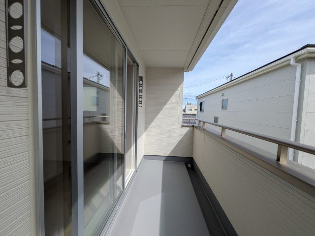 【新築戸建】　いわき市四倉町上仁井田2期　長期優良住宅のバルコニー|1号棟写真　人気のインナーバルコニーです。天気が悪い時も屋根があるため慌てずに済みます。