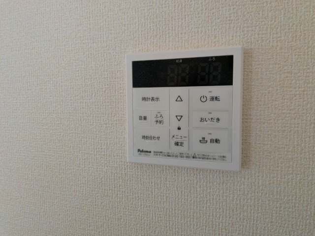 【新築戸建】　いわき市四倉町上仁井田2期　長期優良住宅の発電・温水設備|1号棟写真　リビング内給湯器リモコンです。