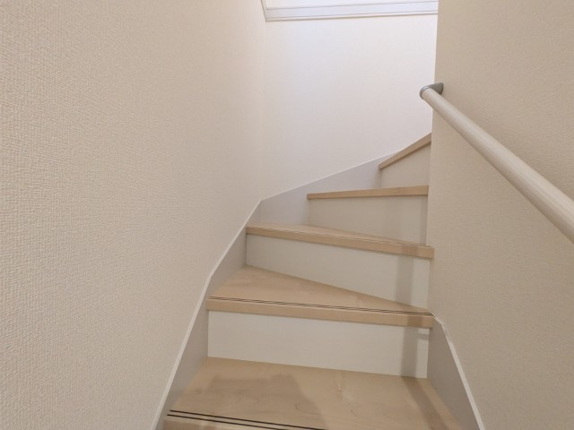 【新築戸建】　いわき市四倉町上仁井田2期　長期優良住宅の内装|1号棟写真　階段には手すりが付いているので上り下りも安心です。