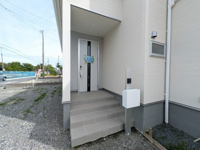 【新築戸建】　いわき市四倉町上仁井田2期　長期優良住宅の玄関|1号棟写真　舗装された玄関ポーチでお客様を迎えることができます
