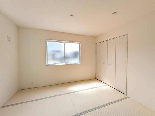 【新築戸建】　いわき市四倉町上仁井田2期　長期優良住宅の和室|1号棟写真　座卓テーブルを置いてセカンドリビングとして使ったり、畳ならではの肌触りで横になって休んだりと、自由に活用できるのが続き間「和室」の特徴です。また小さなお子様の遊び場としても安心です。