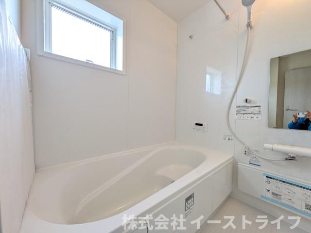 【新築戸建】　いわき市四倉町上仁井田2期　長期優良住宅の浴室|1号棟写真　１坪サイズのバスルーム。浴室換気乾燥機を標準装備。乾きやすい床やお手入れのしやすい排水口など、いつも清潔にご使用いただけます。