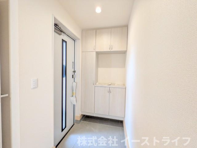 【新築戸建】　いわき市四倉町上仁井田2期　長期優良住宅の収納|1号棟写真　きれいで明るい玄関で、収納力もたっぷりのシューズクローゼットがついています