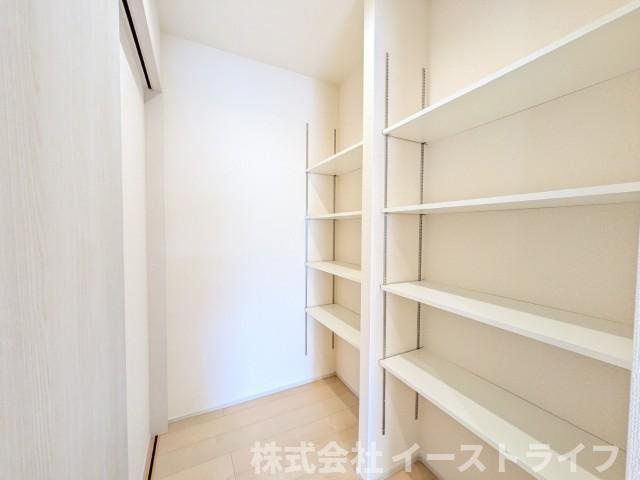 【新築戸建】　いわき市四倉町上仁井田2期　長期優良住宅の収納|1号棟写真　パントリーは調理家電や皿など、乱雑になりがちなキッチンをすっきりまとめてくれ、キッチンを広々と使うことができます。