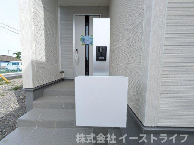 【新築戸建】　いわき市四倉町上仁井田2期　長期優良住宅のセキュリティ|1号棟写真　TVモニター付インターフォンの最大のメリットは、室内モニターから訪問者が誰なのか見ることができる点です。来訪者と直接顔を合わせることなくモニター越しに対応ができるのでとても便利です。