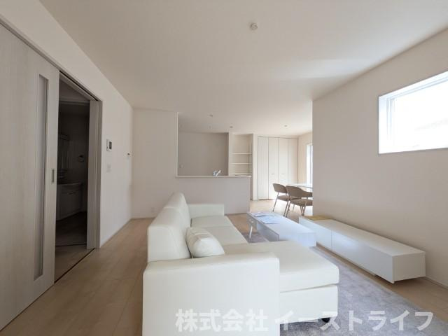【新築戸建】　いわき市四倉町上仁井田2期　長期優良住宅の居間・リビング|1号棟写真　フローリングのリビングは木の温もりで安らぎと癒しをもたらすプライベート空間♪大きな窓からは、陽光があふれ明るく居心地の良いご家族皆がゆったり寛げる憩いの空間となりそうです