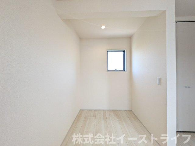 【新築戸建】　いわき市平赤井2期　長期優良住宅　全1棟の寝室|書籍棚を置いてライブラリースペースにしたり、机を置いてリモートスペースにしたりとライフスタイルに合わせて色々活用できるスペースです！