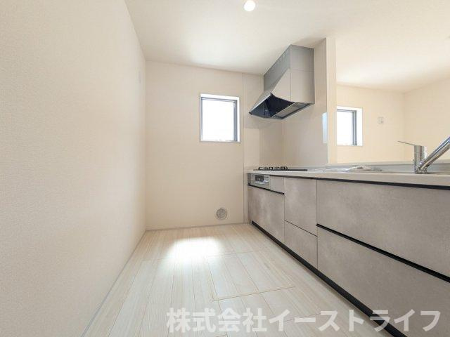 【新築戸建】　いわき市平赤井2期　長期優良住宅　全1棟のキッチン|対面キッチンを選ぶ方の多くが、家族とのコミュニケーションを重視して選ばれます。特に小さなお子さんを持つご家庭では、調理中もお子さんの様子をみられるということは大きな安心に繋がります！
