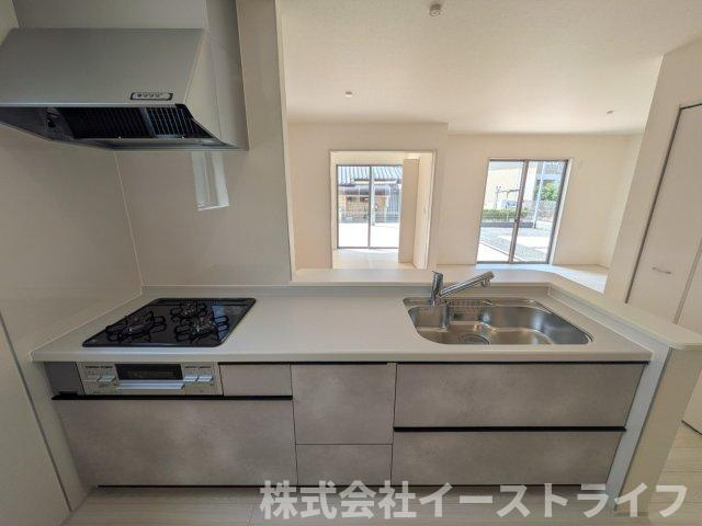 【新築戸建】　いわき市平赤井2期　長期優良住宅　全1棟のキッチン|対面キッチンを選ぶ方の多くが、家族とのコミュニケーションを重視して選ばれます。特に小さなお子さんを持つご家庭では、調理中もお子さんの様子をみられるということは大きな安心に繋がります！