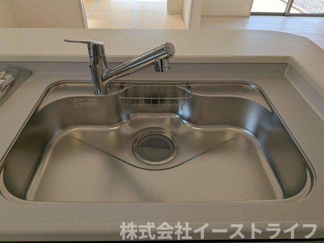 【新築戸建】　いわき市平赤井2期　長期優良住宅　全1棟のキッチン|浄水器一体型水栓です。蛇口をひねればいつでもおいしい水が飲めるのが嬉しいです(^^)/水はねの音や食器が当たる音を大幅に軽減する静音仕様のジャンボシンクです。