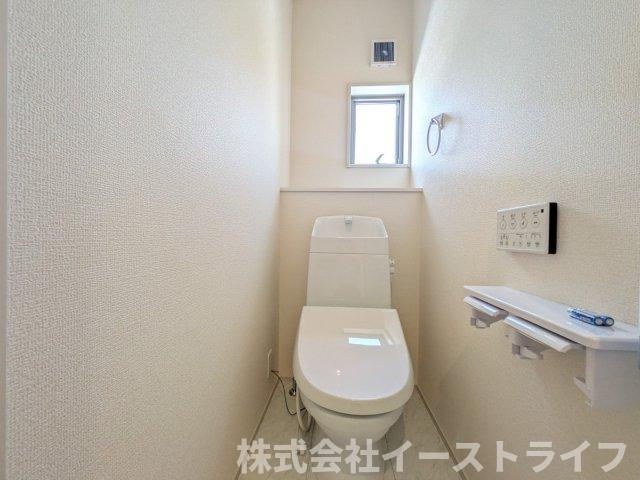 【新築戸建】　いわき市平赤井2期　長期優良住宅　全1棟のトイレ|白を基調とした、シンプルながらも落ち着くデザインです。洗浄機付き温水便座で機能性もばっちりです！1階と2階に完備されているので、朝の忙しい時間帯に困ることはありません。