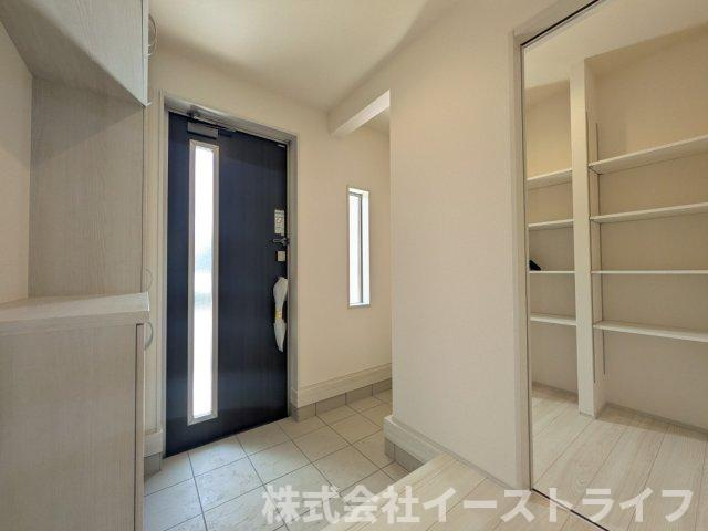 【新築戸建】　いわき市平赤井2期　長期優良住宅　全1棟の玄関|シューズクロークが設置されています。天井高シューズクローゼットも完備されているので、家族全員分の靴が収納できます！