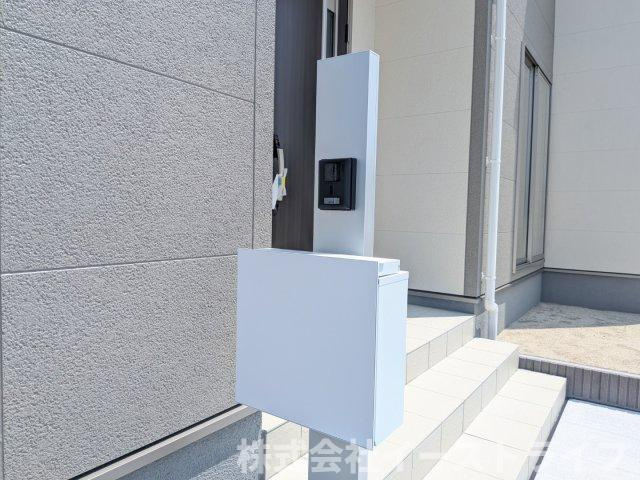 【新築戸建】　いわき市平赤井2期　長期優良住宅　全1棟のセキュリティ|TVモニター付インターフォンには郵便受けが設置されています