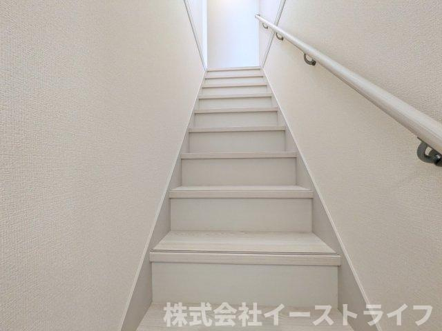 【新築戸建】　いわき市平赤井2期　長期優良住宅　全1棟の内装|階段には手すりが付いているので上り下りも安心です。