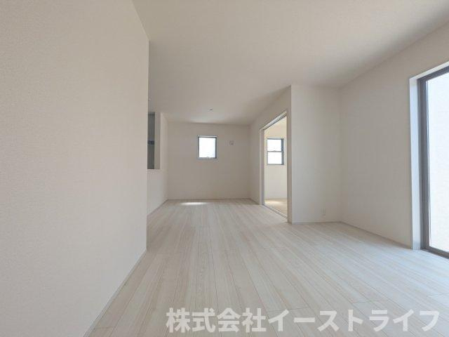 【新築戸建】　いわき市平赤井2期　長期優良住宅　全1棟の居間・リビング|一日の中で多くの時間を過すことになるリビングダイニングだからこそ、いつも穏やかな空間であることが必然。爽やかな通風と採光を存分に感じる事が出来る空間です。