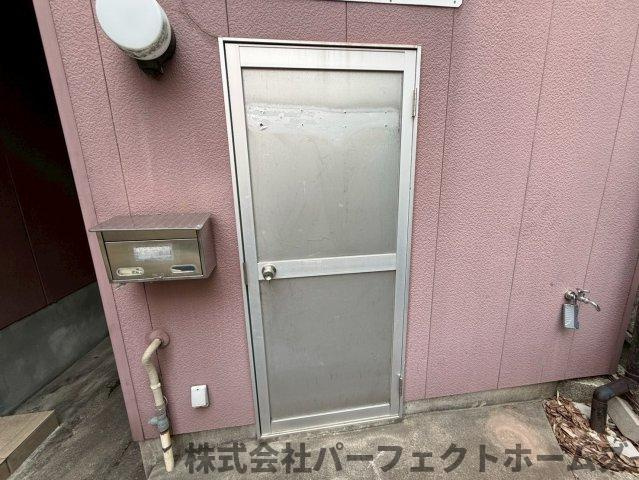 香里ヶ丘1丁目戸建の玄関|明るい玄関です