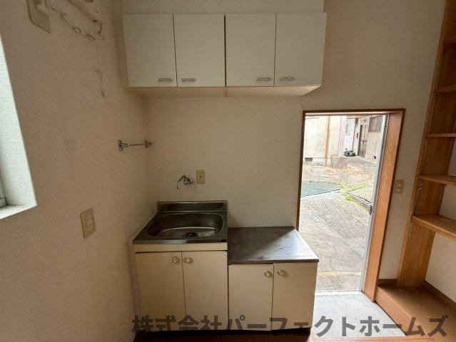 香里ヶ丘1丁目戸建のキッチン|コンパクトなキッチンで掃除もラクラク