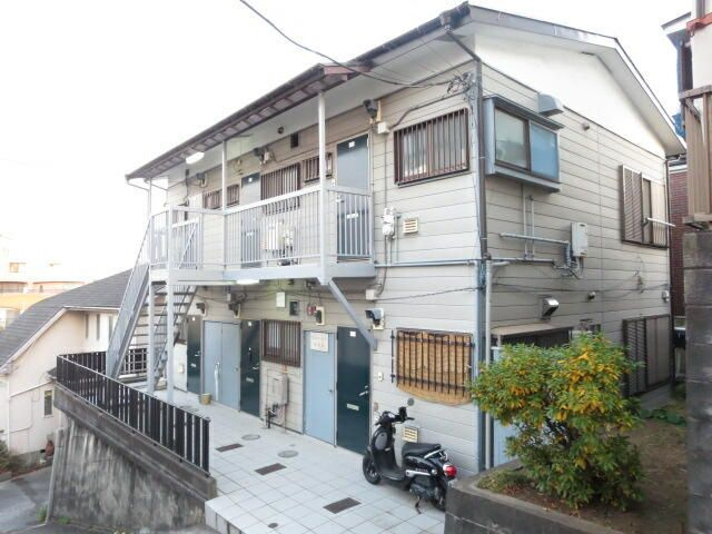 横浜市鶴見区上の宮２丁目のアパートの外観