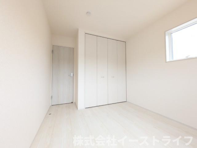 【新築戸建】　いわき市自由ヶ丘4期　長期優良住宅　全2棟の子供部屋|1号棟写真　家具などのインテリアともマッチしておしゃれ感が出しやすく、身の回りの整理がしやすいのも魅力な洋室です。