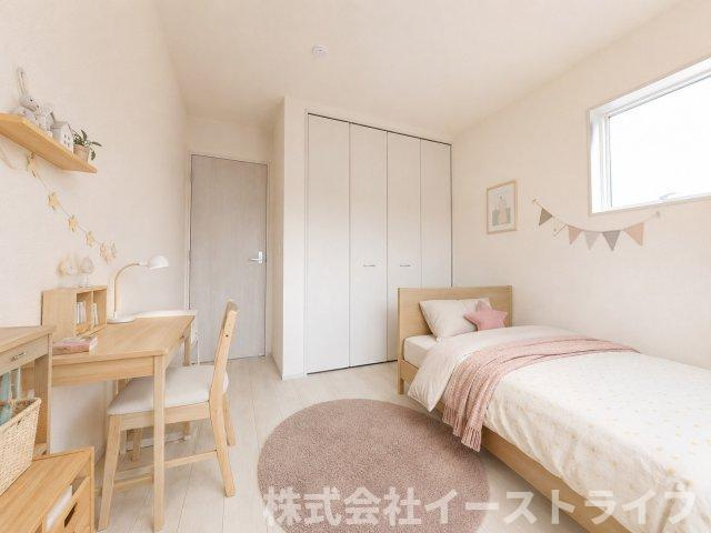【新築戸建】　いわき市自由ヶ丘4期　長期優良住宅　全2棟の子供部屋|1号棟の子供部屋に家具を配置したイメージ画像です。※本画像はCGで作成しており、実際に現地に 家具は置かれておりません。また、価格に 家具は含まれておりません。