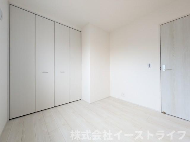 【新築戸建】　いわき市自由ヶ丘4期　長期優良住宅　全2棟の洋室|1号棟写真　窓から日が差し込む明るい洋室。シンプルな造りなので配置するインテリア次第でお好きなお部屋の雰囲気に変えられます。