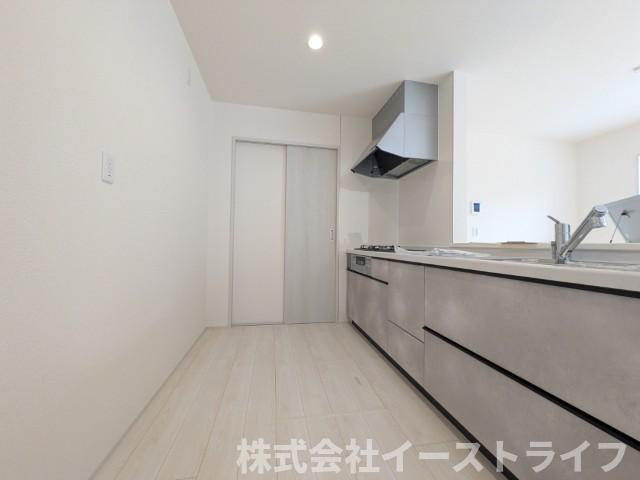 【新築戸建】　いわき市自由ヶ丘4期　長期優良住宅　全2棟の洋室|1号棟写真　窓から日が差し込む明るい洋室。シンプルな造りなので配置するインテリア次第でお好きなお部屋の雰囲気に変えられます。